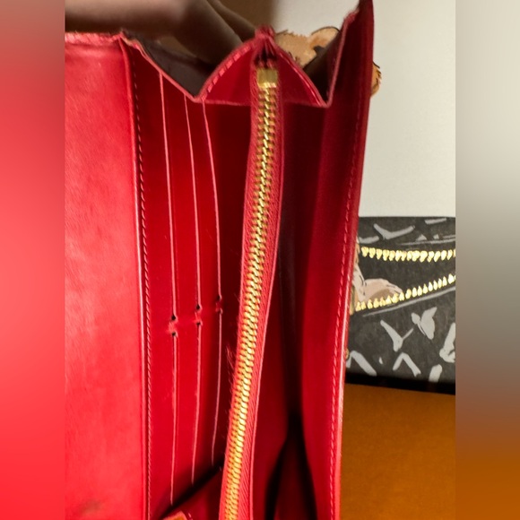 Louis Vuitton Red Vernis Long Wallet with Twist lock and bow - Picture 7 of 10